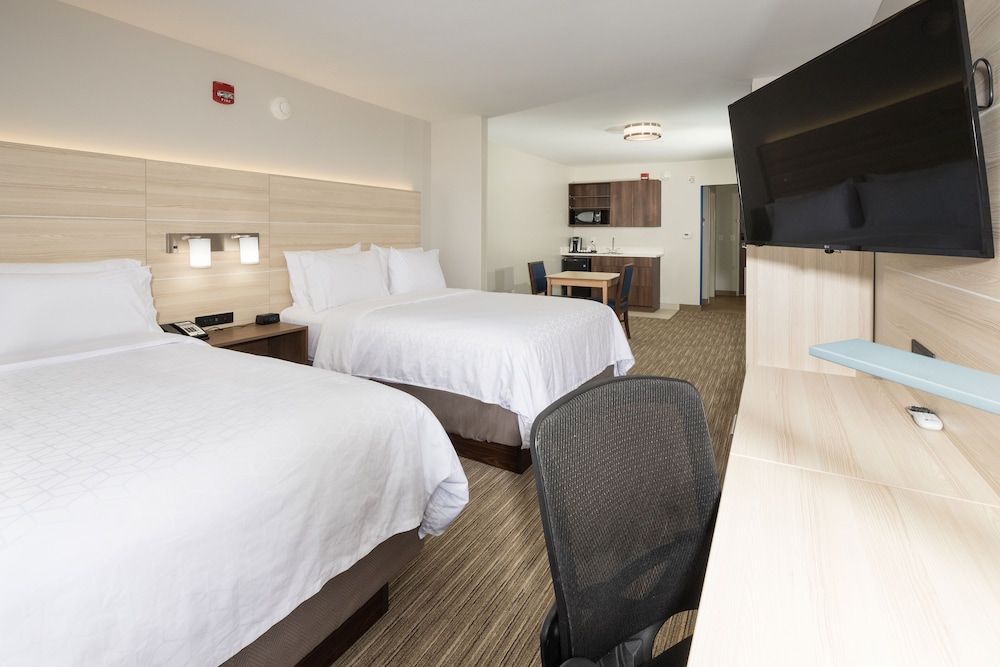 Suite, 2 Queen Beds, Accessible Bathtub (Communications)