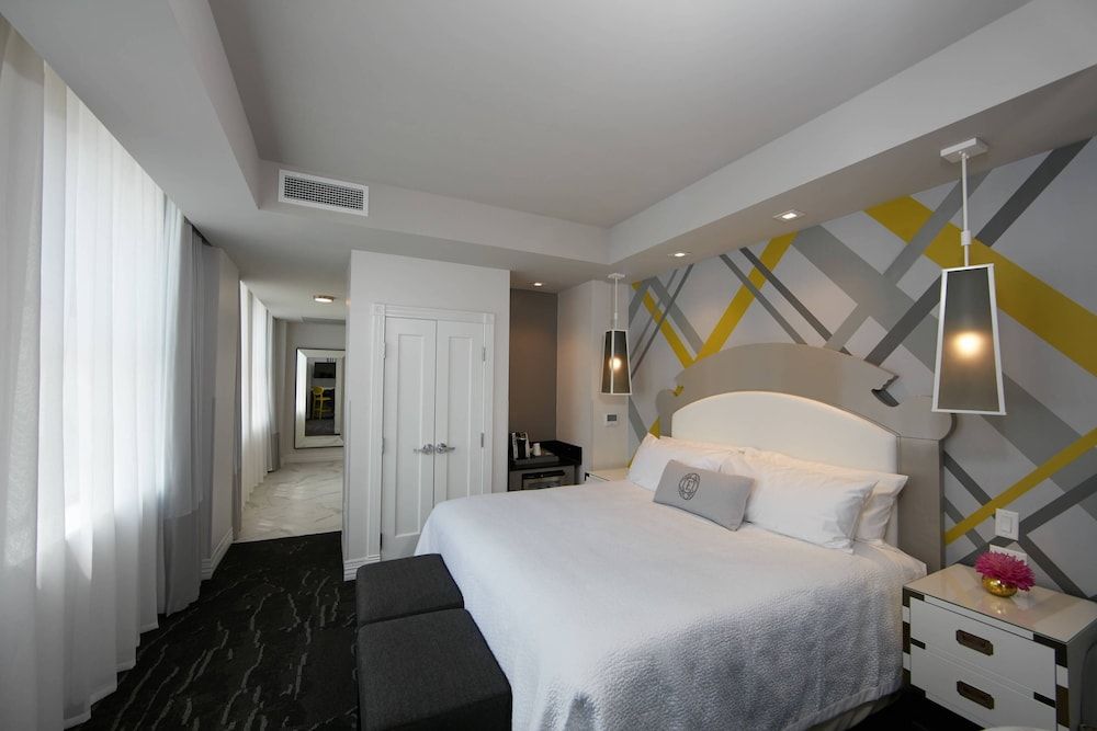 Room, 1 King Bed, City View (Mobility Accessible, Tub)