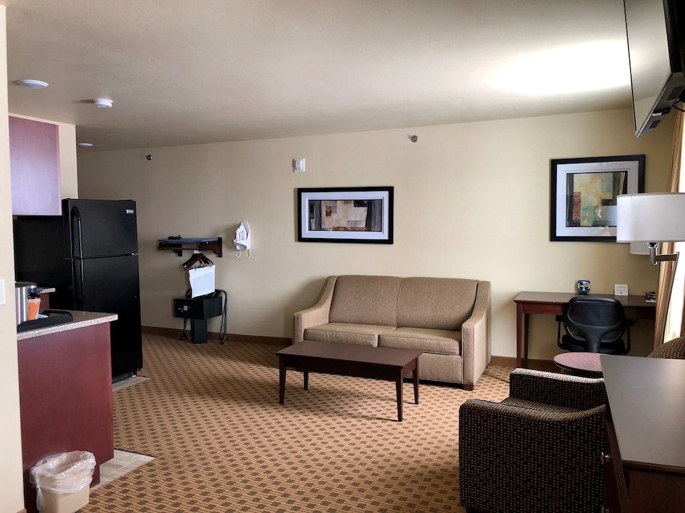 Cobblestone Hotel & Suites – Pulaski/Green Bay Studio, 1 Queen Bed with Sofa Bed, Accessible Roll in Shower, Non Smoking 5