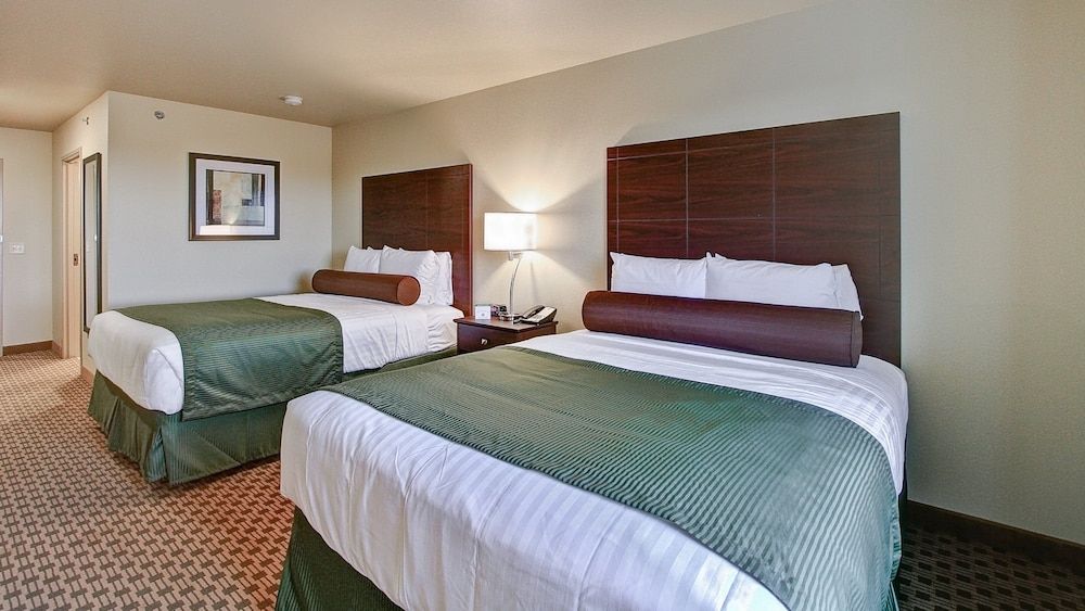 Cobblestone Hotel & Suites – Pulaski/Green Bay Room, 2 Queen Beds, Accessible Roll in Shower, Non Smoking 2