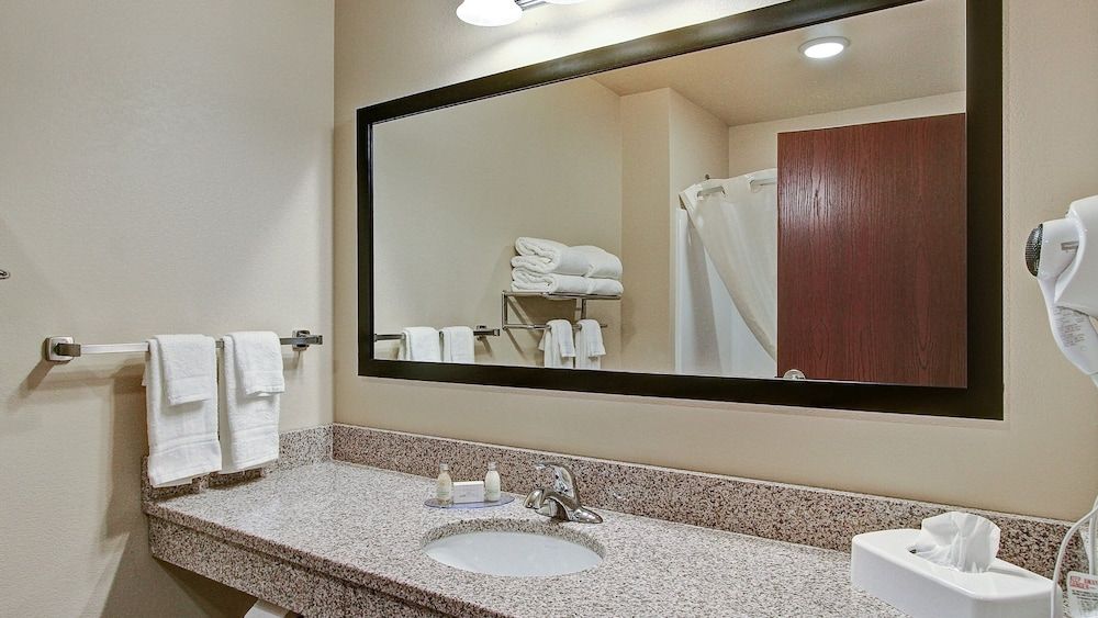 Cobblestone Hotel & Suites – Pulaski/Green Bay Studio, 1 Queen Bed with Sofa Bed, Accessible Roll in Shower, Non Smoking 4