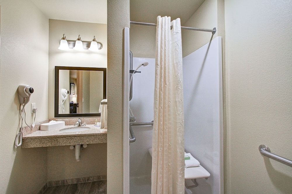 Cobblestone Hotel & Suites – Pulaski/Green Bay Studio, 1 Queen Bed with Sofa Bed, Accessible Roll in Shower, Non Smoking 3