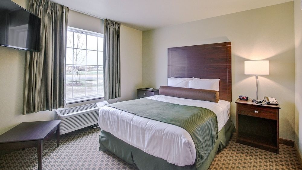 Suite, 1 Queen Bed with Sofa Bed, Accessible Roll in Shower, Non Smoking