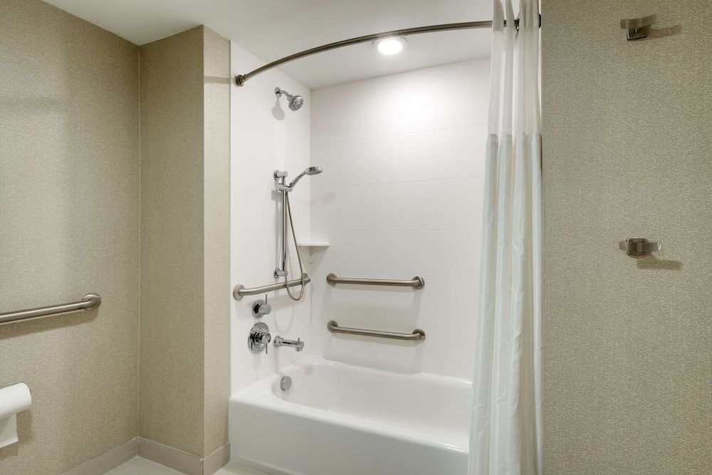 Room, 1 King Bed, Accessible, Bathtub