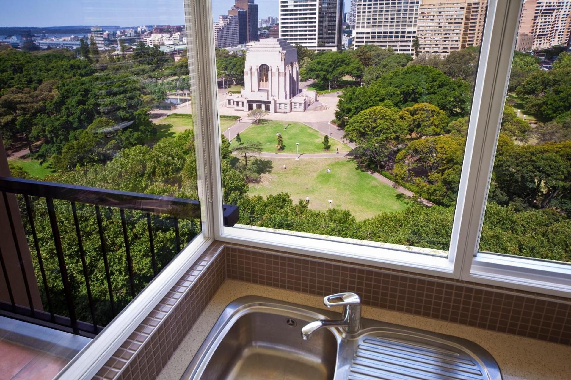 undefined Hyde Park Inn 8