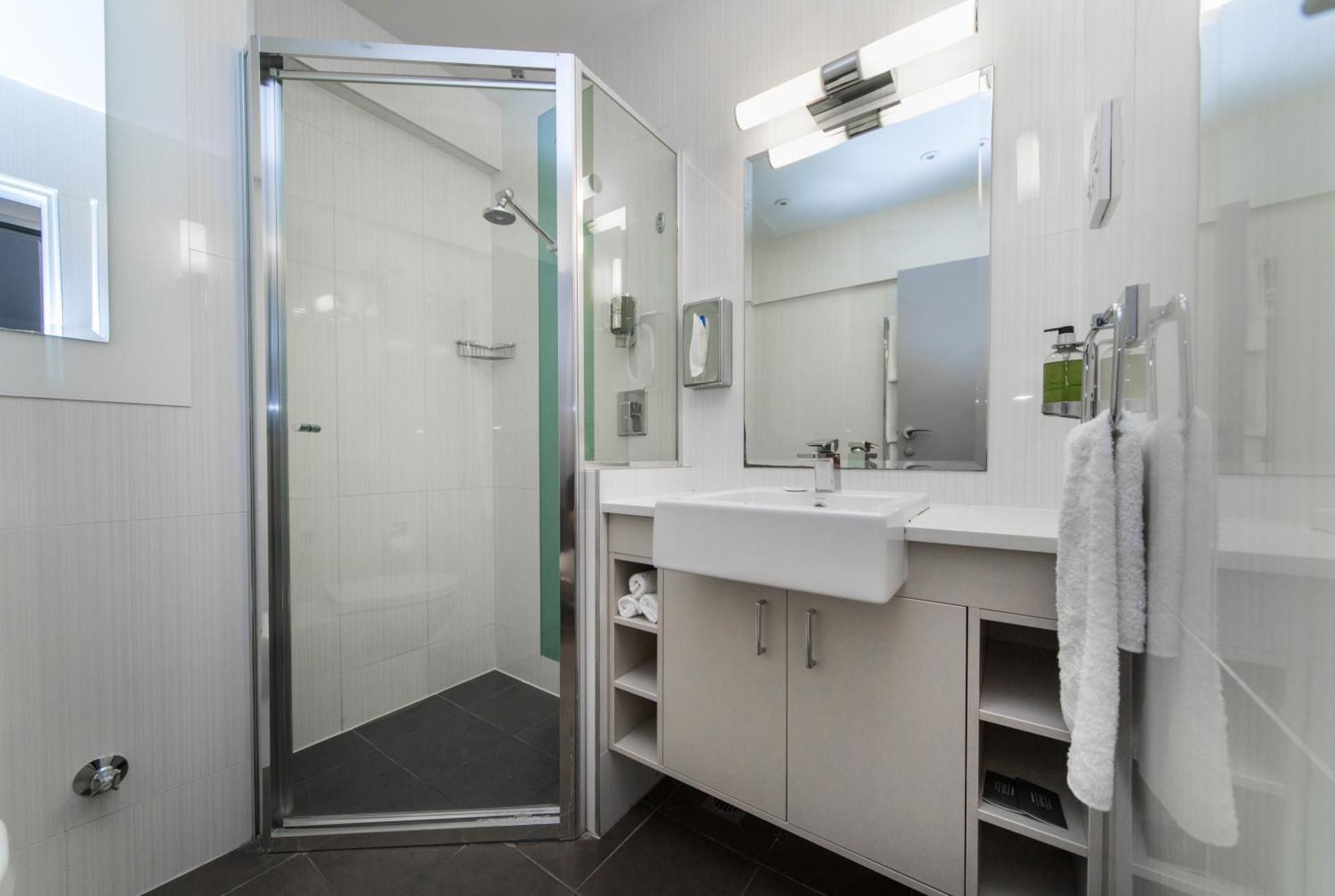 undefined Hyde Park Inn 9