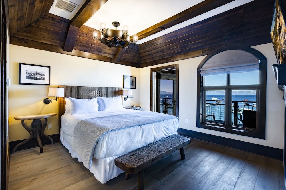 Luxury Suite, 1 King Bed with Sofa bed, Lake View
