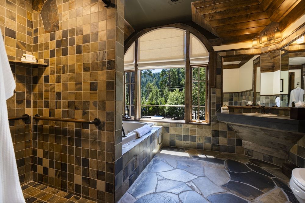 McKinney Suite, King Bed with Mountain View