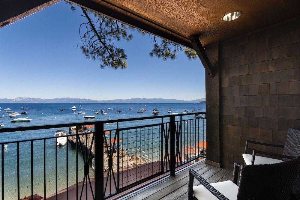 Luxury Suite, 1 King Bed with Sofa bed, Lake View