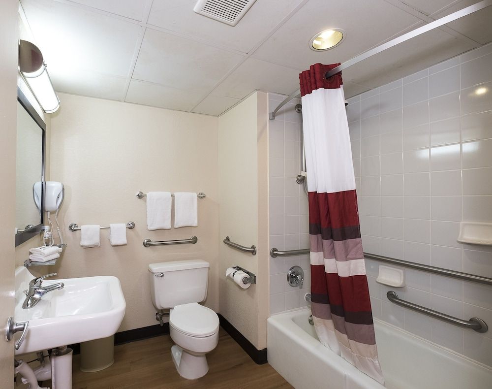 Red Roof Inn Cortland Superior Room, 1 King Bed, Accessible, Non Smoking 5