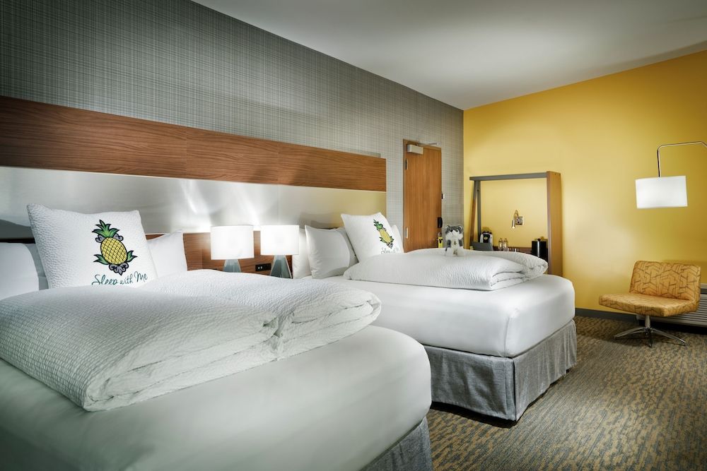 undefined Staypineapple, Hotel Z, Gaslamp San Diego 5