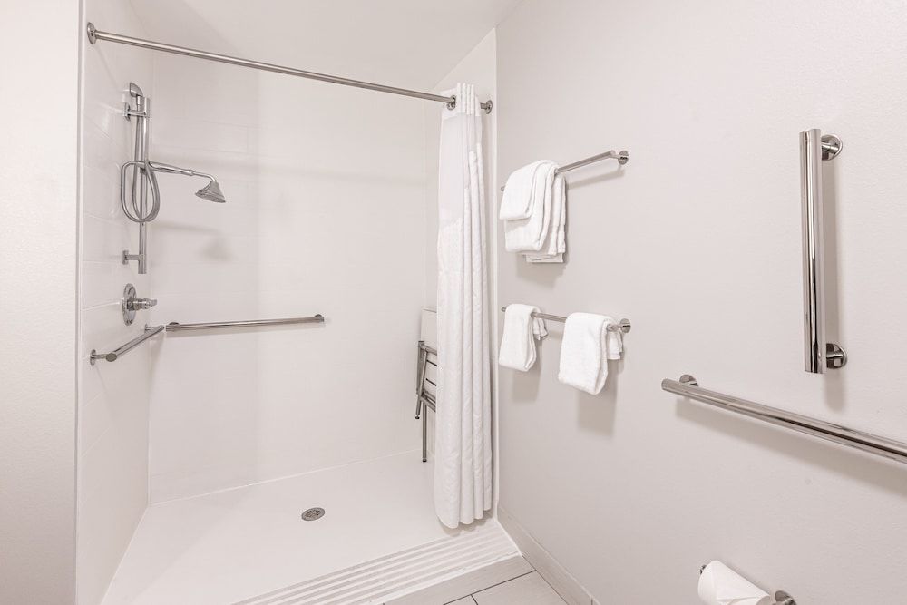 Standard Room, 2 Queen Beds, Accessible (Mobility, Access Tub)