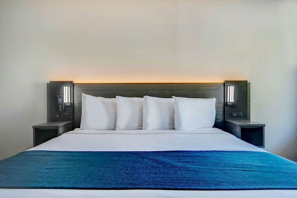 Studio 6 Ocean Springs, MS Standard Room, 1 King Bed, Smoking