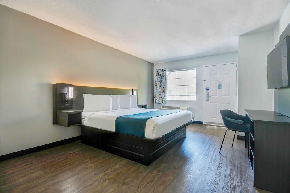 Studio 6 Ocean Springs, MS Standard Room, 1 King Bed, Smoking 2