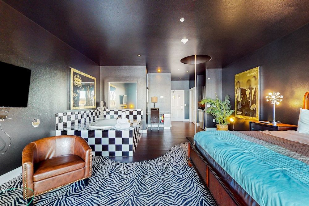 Room (Studio, Themed Decor)