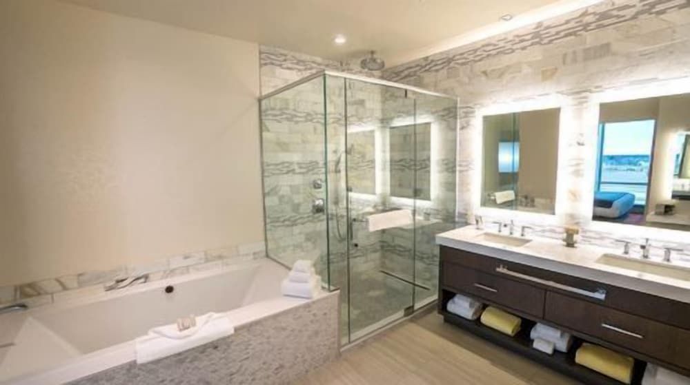 Rhythm City Casino Resort Suite, 1 King Bed, Jetted Tub 3