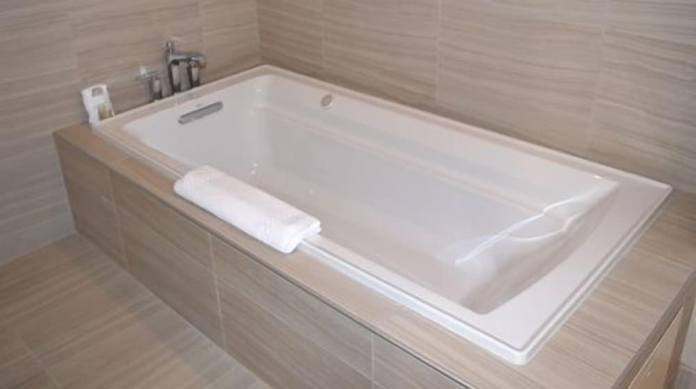 Rhythm City Casino Resort Suite, 1 King Bed, Jetted Tub 4