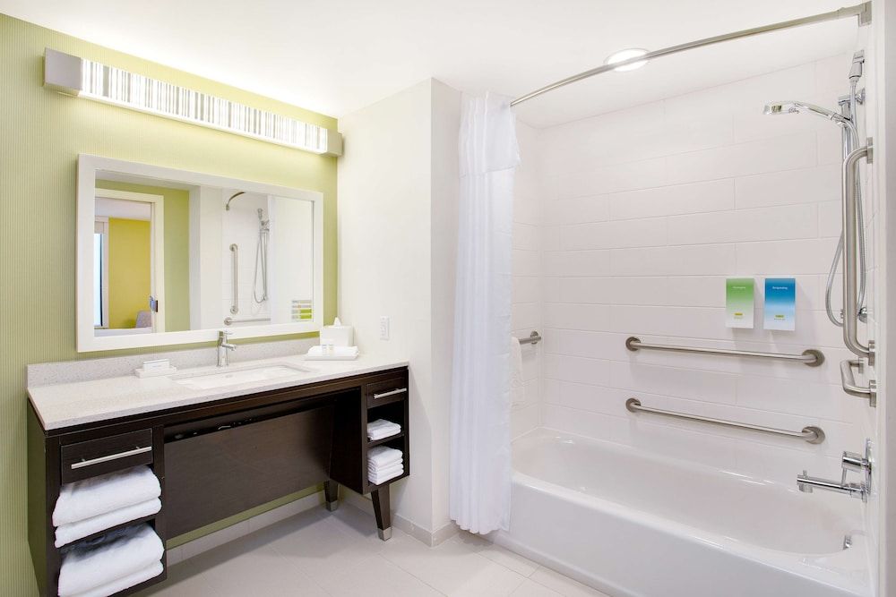 Suite, 1 Queen Bed, Accessible, Non Smoking (w/ bathtub)