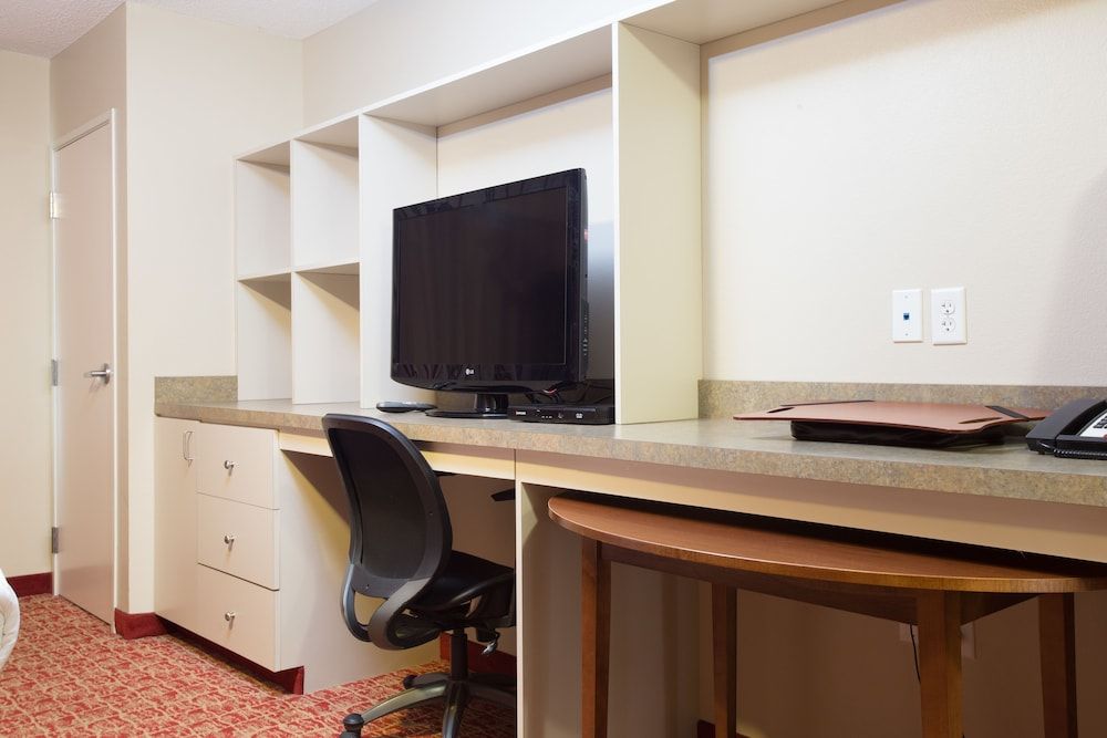 The Liberty Lodge Williamsport Suite, 2 Queen Beds 3