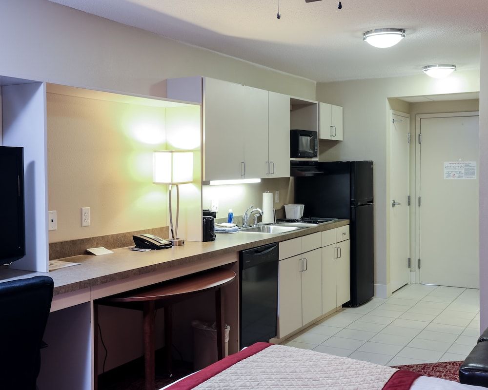 The Liberty Lodge Williamsport Suite, 1 King Bed 2