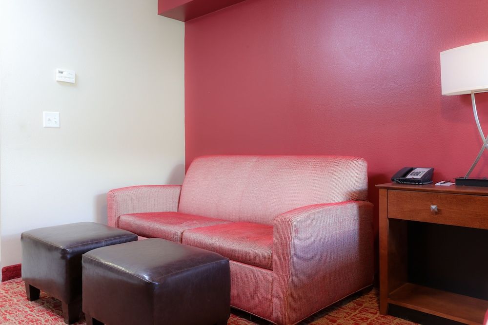 The Liberty Lodge Williamsport Suite, 1 King Bed 3