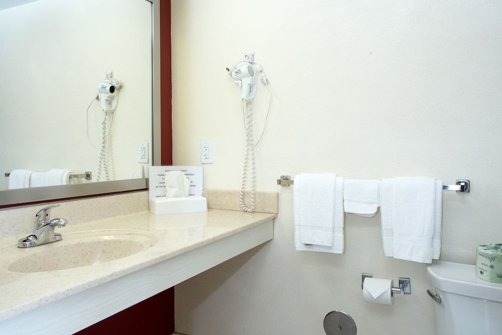 The Liberty Lodge Williamsport Suite, 1 King Bed 4