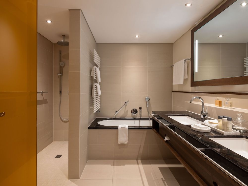 Lakeview King Room