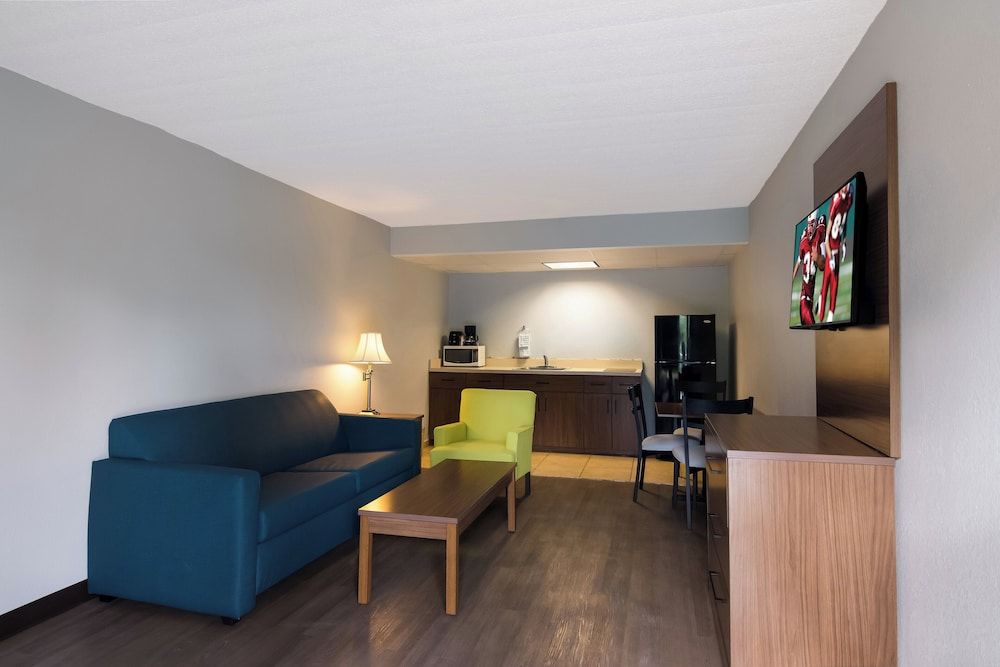 HomeTowne Studios By Red Roof Vero Beach - I-95 Suite, 1 King Bed, Non Smoking 6