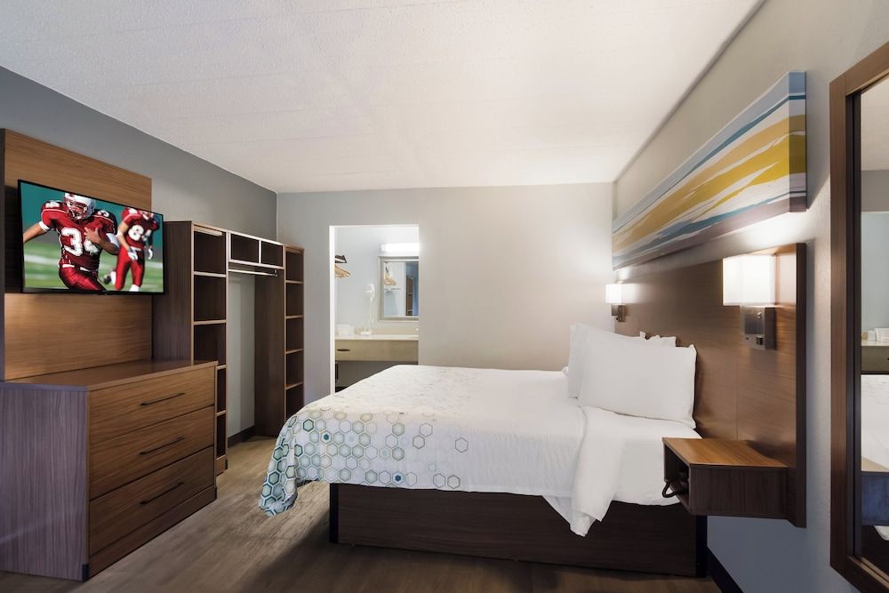 HomeTowne Studios By Red Roof Vero Beach - I-95 Suite, 1 King Bed, Non Smoking 2