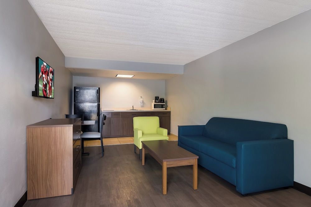 HomeTowne Studios By Red Roof Vero Beach - I-95 Suite, 1 King Bed, Accessible, Non Smoking (Roll-In Shower) 7