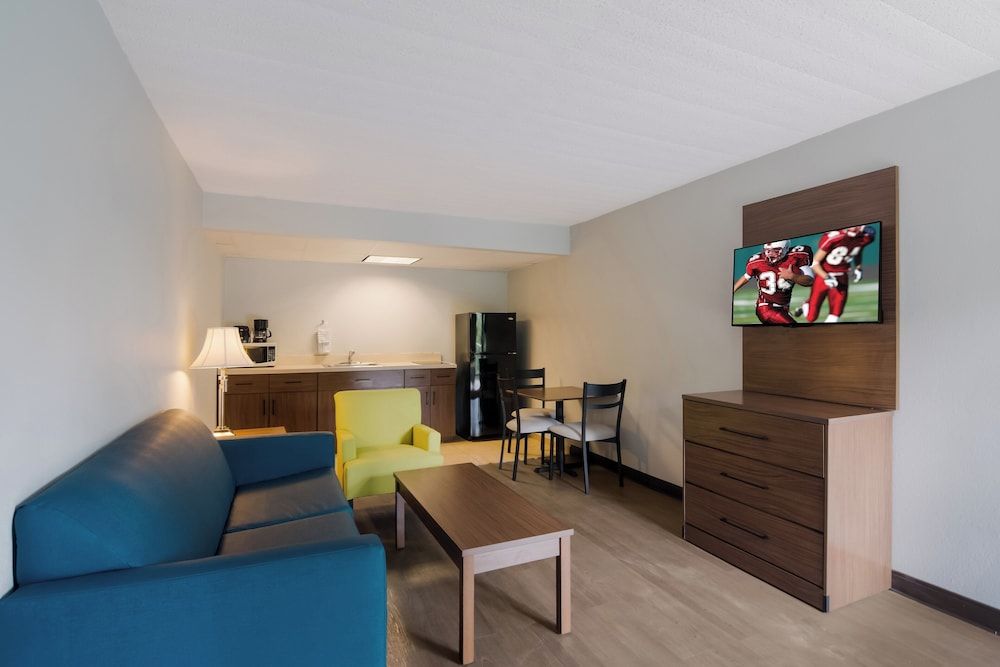 HomeTowne Studios By Red Roof Vero Beach - I-95 Suite, 1 King Bed, Non Smoking 5