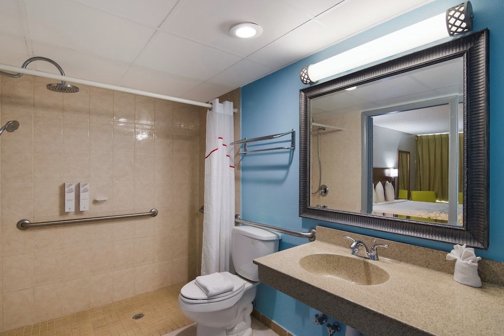 HomeTowne Studios By Red Roof Vero Beach - I-95 Suite, 1 King Bed, Accessible, Non Smoking (Roll-In Shower) 5