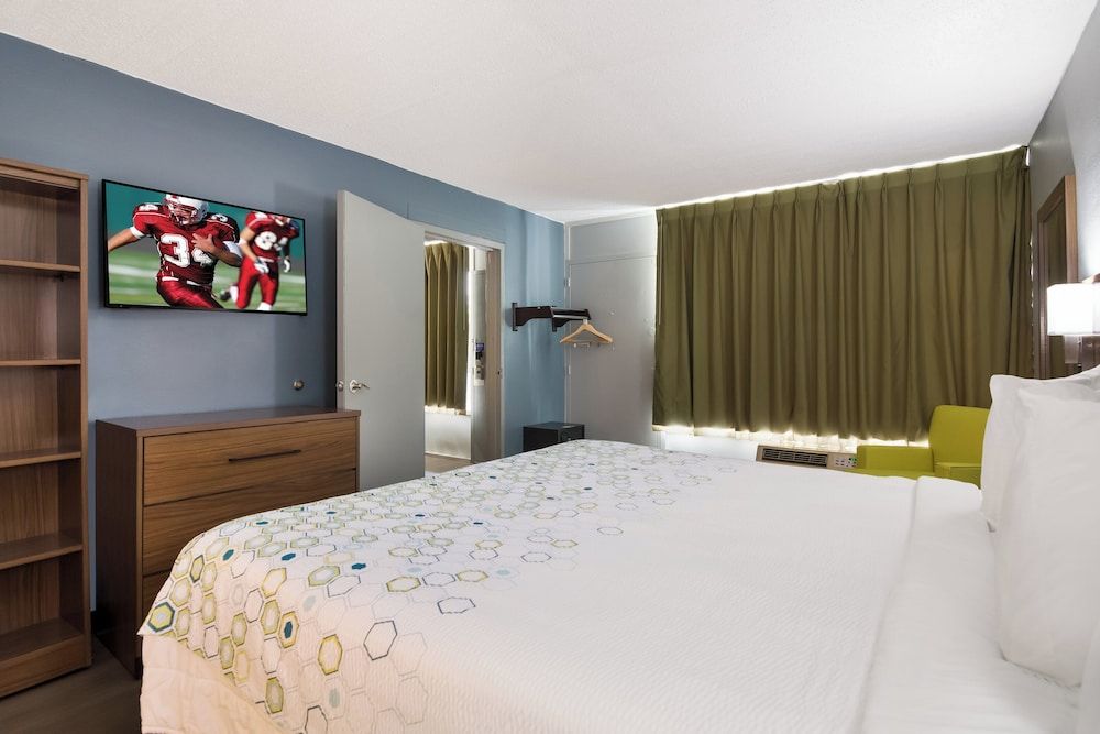 HomeTowne Studios By Red Roof Vero Beach - I-95 Suite, 1 King Bed, Accessible, Non Smoking (Roll-In Shower) 3