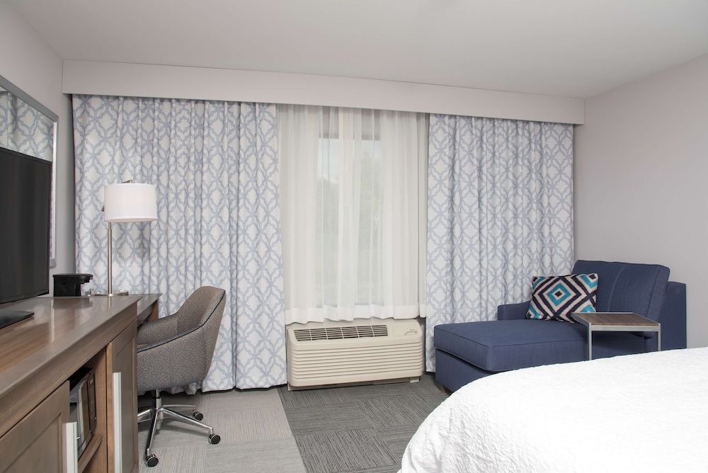 Room, 1 King Bed, Non Smoking, Refrigerator & Microwave