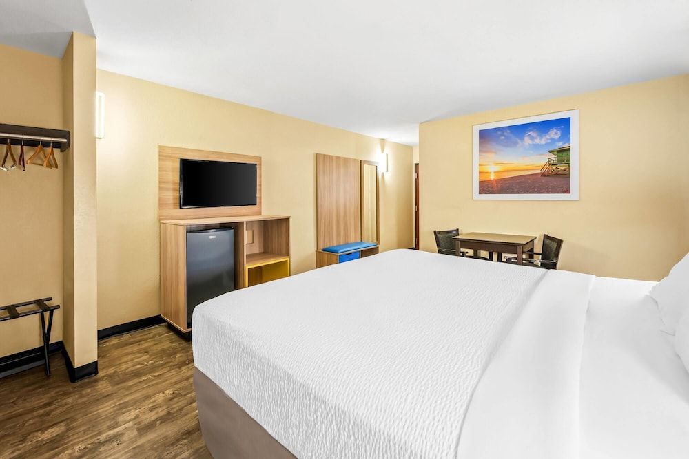 Room, 1 King Bed, Non Smoking, Refrigerator & Microwave