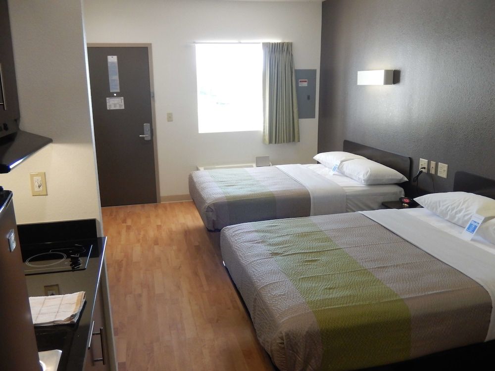 Studio 6 Yukon, OK Deluxe Room, 2 Queen Beds, Non Smoking, Kitchenette