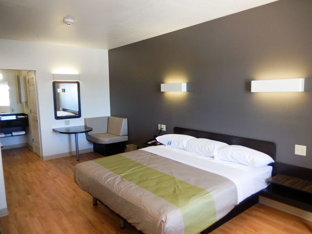 Studio 6 Yukon, OK Deluxe Room, 1 King Bed, Non Smoking, Kitchen 3