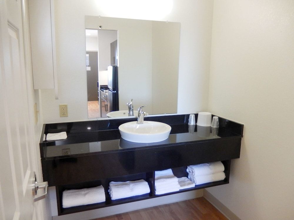 Studio 6 Yukon, OK Deluxe Room, 2 Queen Beds, Non Smoking, Kitchenette 6