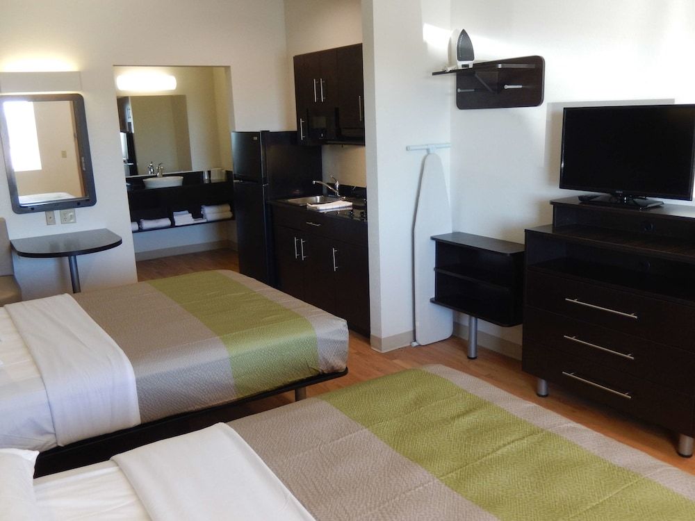 Studio 6 Yukon, OK Deluxe Room, 2 Queen Beds, Non Smoking, Kitchenette 2