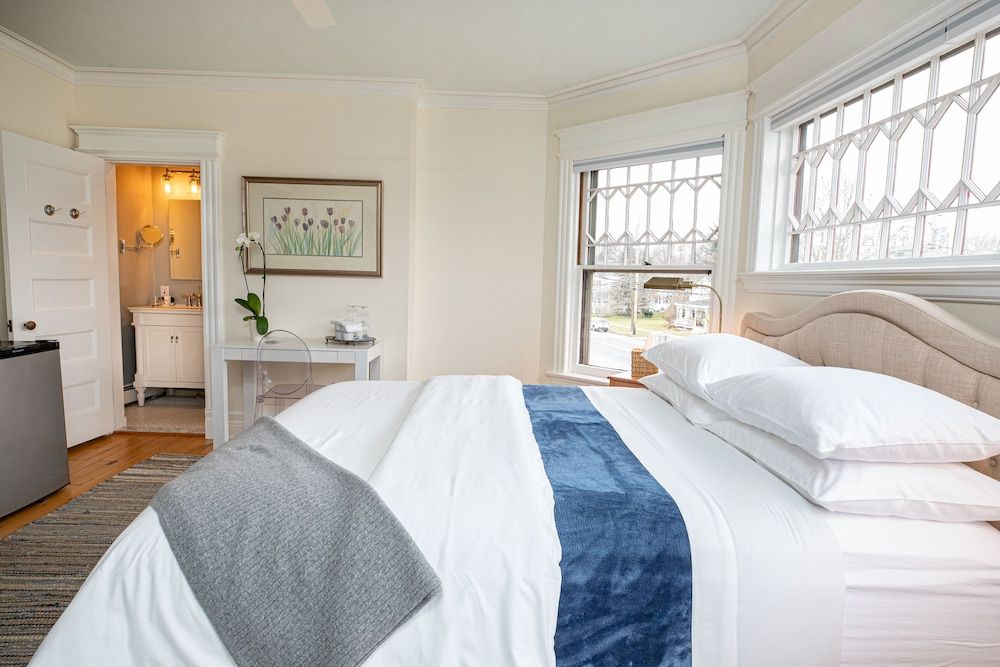 2W Lake Genesee Room, Deluxe Queen Bed, Ensuite, Partial Lake View