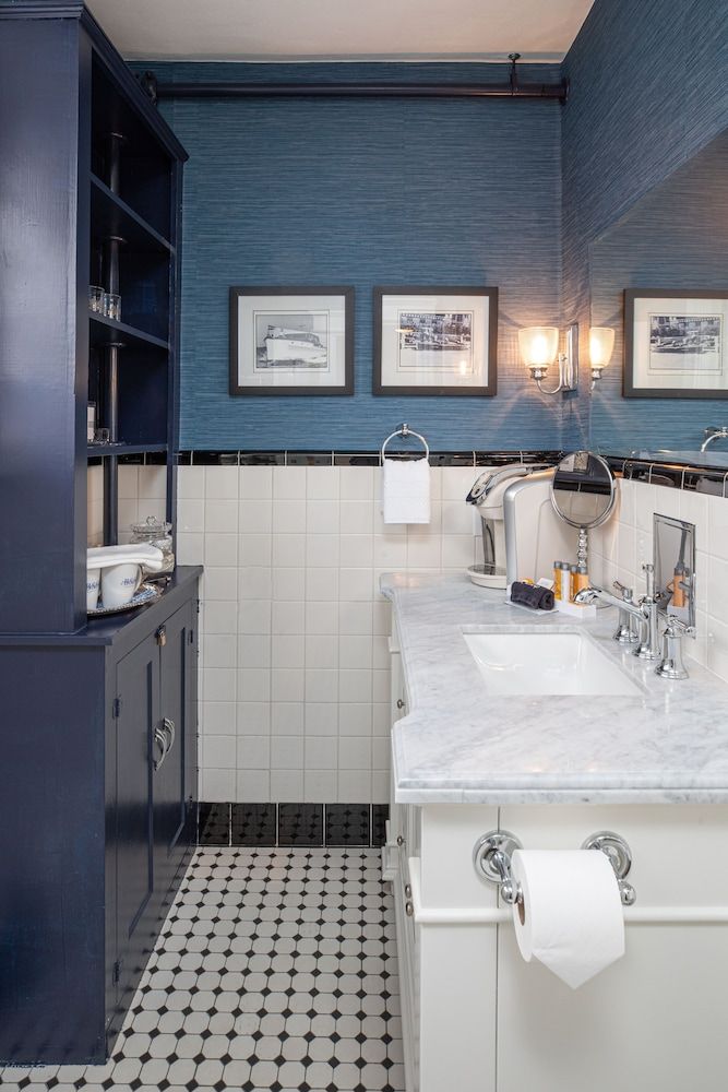 2W Lake West Lake Room, Deluxe Queen Bed, Ensuite, Lake View 4