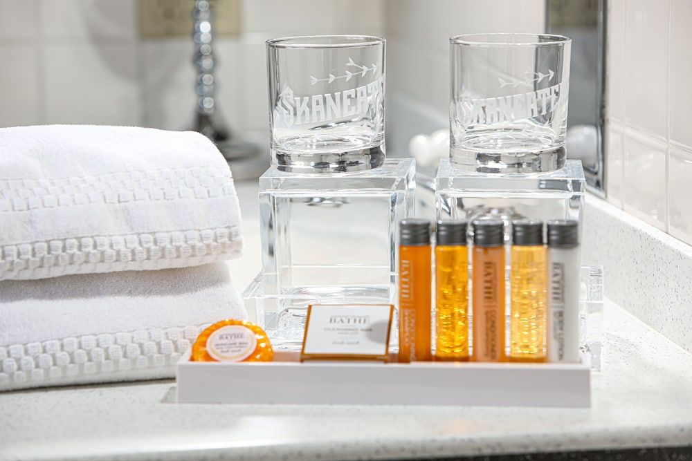 2W Lake Genesee Room, Deluxe Queen Bed, Ensuite, Partial Lake View 3