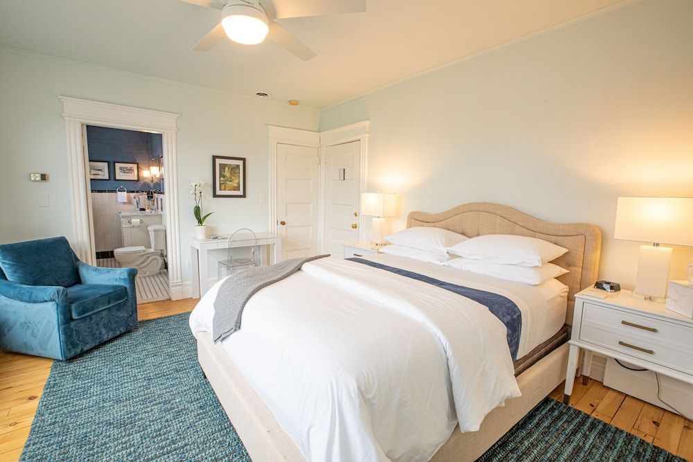 2W Lake West Lake Room, Deluxe Queen Bed, Ensuite, Lake View 2