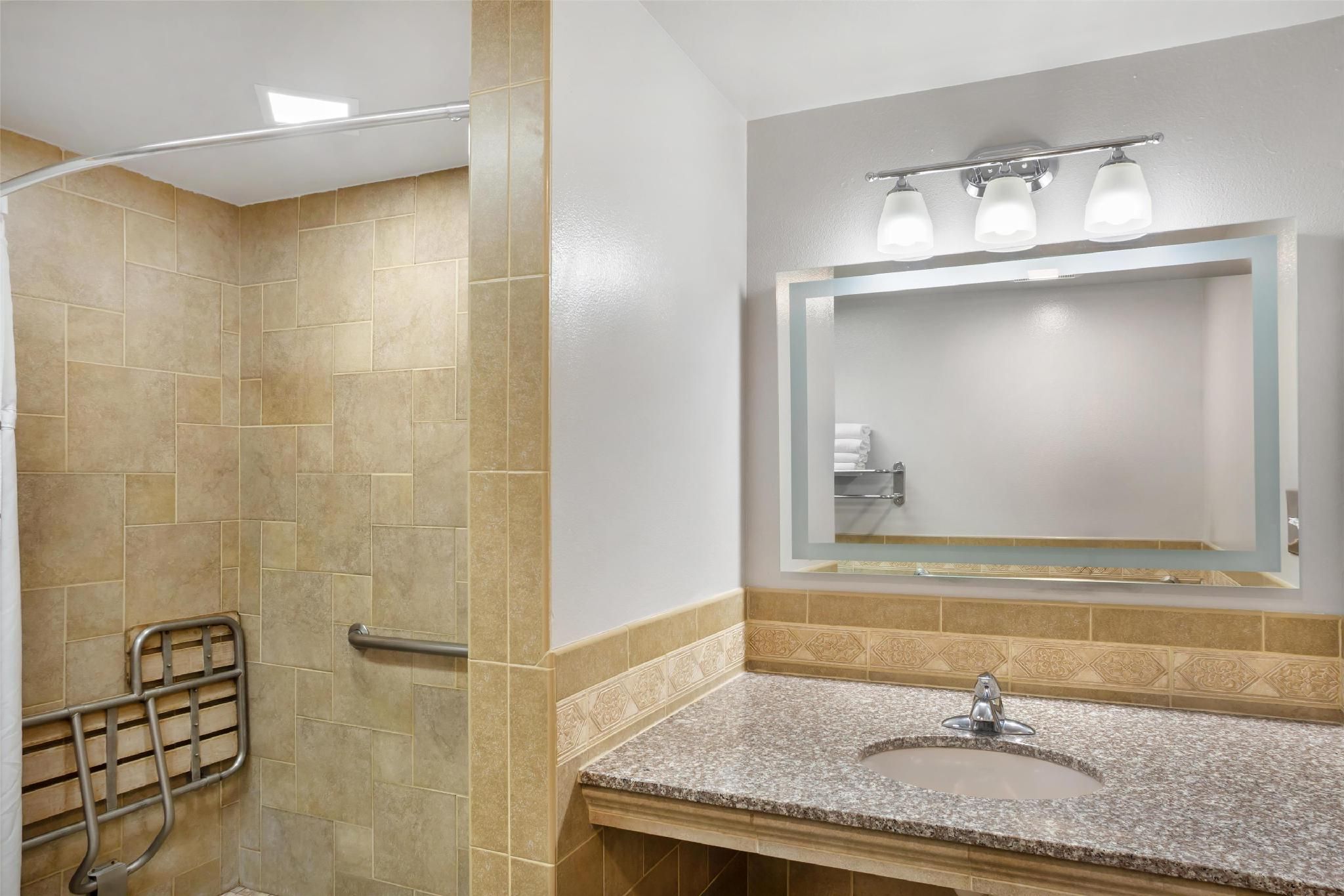 Best Western Plus Yosemite Gateway Inn Accessibility - 2 Queen, Roll-in Shower, Nonsmoking 3