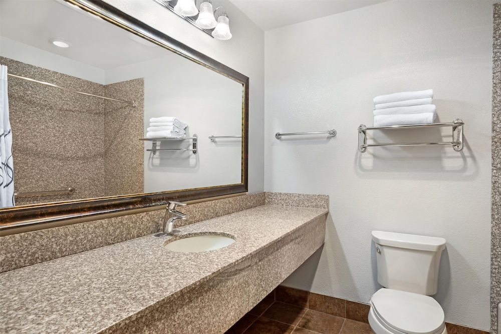 Best Western Plus Yosemite Gateway Inn Standard Room, Multiple Beds, Non Smoking 4