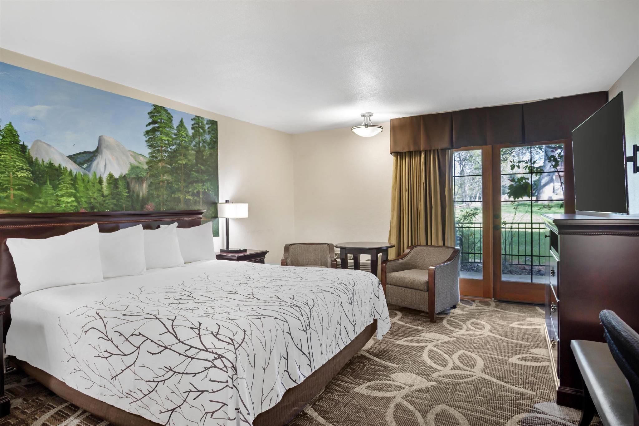 Best Western Plus Yosemite Gateway Inn Accessibility - 1 King, Roll-in Shower, Nonsmoking 2
