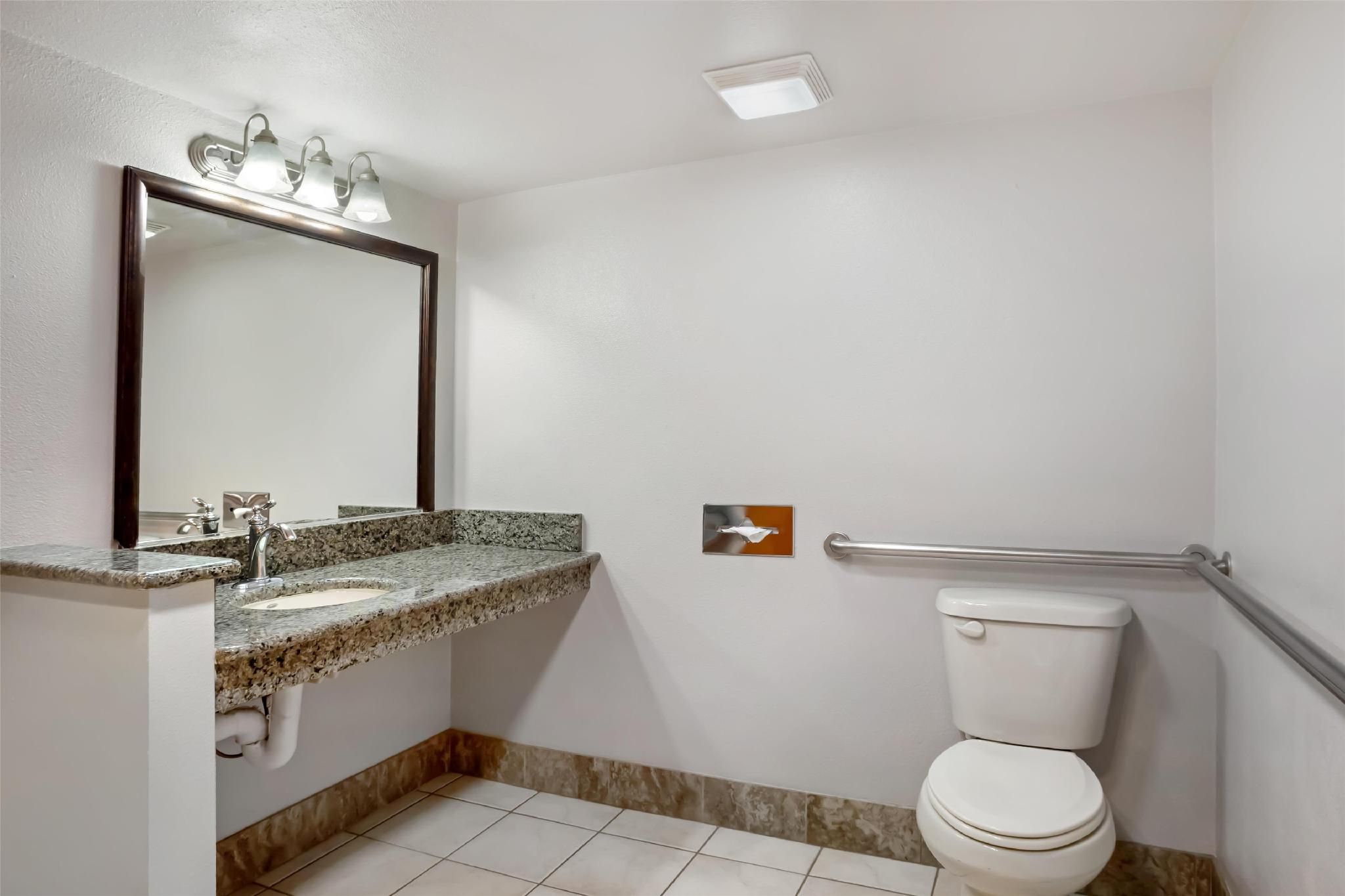 Best Western Plus Yosemite Gateway Inn Accessibility - 1 King, Roll-in Shower, Nonsmoking 3