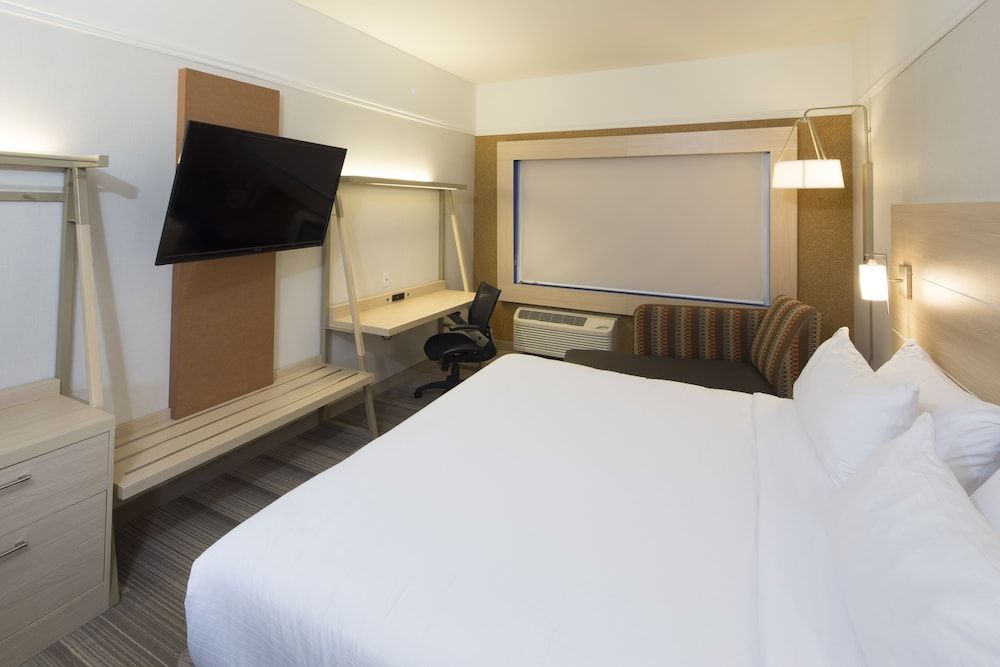 Standard Room, 1 King Bed, Accessible (Communications)