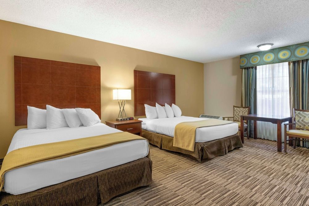 Best Western Sunday House Inn Standard Room, 2 Queen Beds, Accessible, Bathtub 2