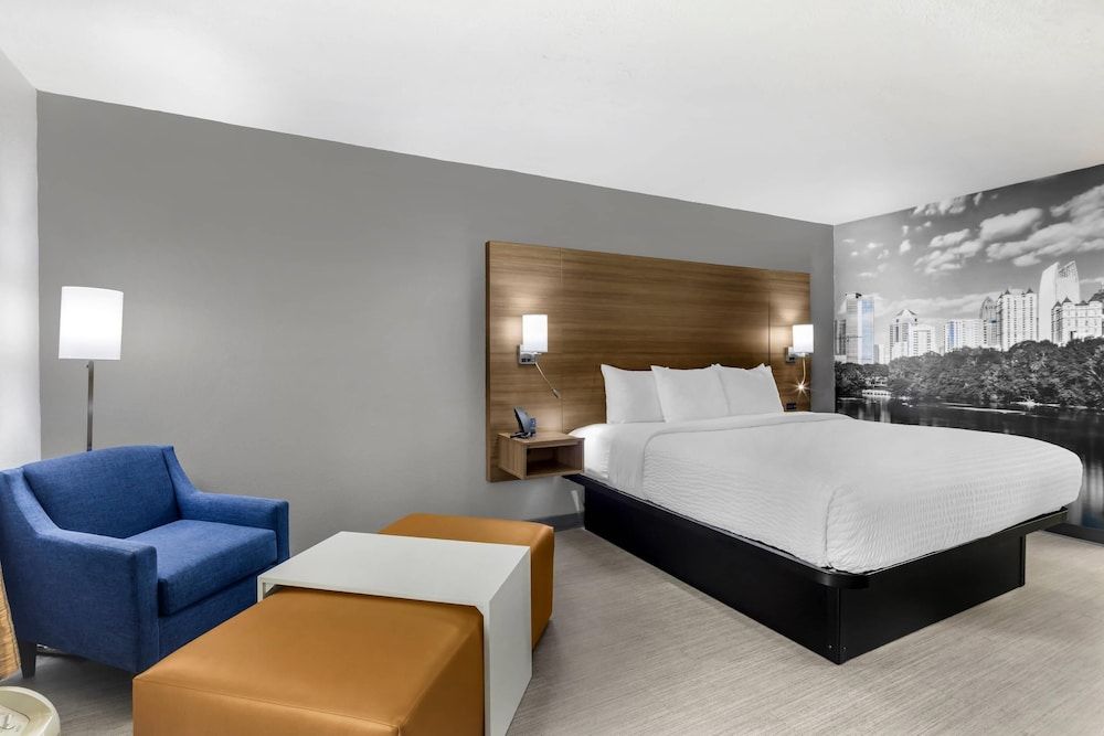 Clarion Pointe Morrow - Atlanta South Room, 1 King Bed, Accessible, Smoking 4